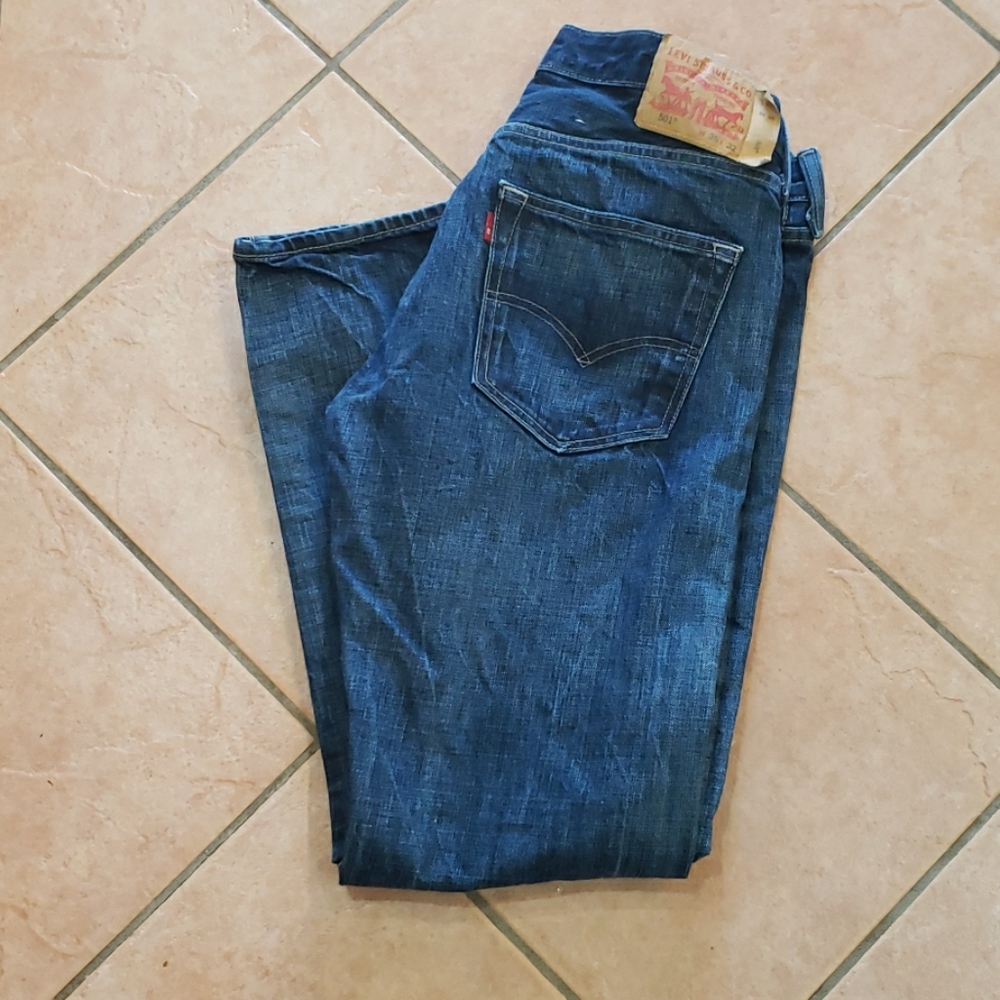Levies 501